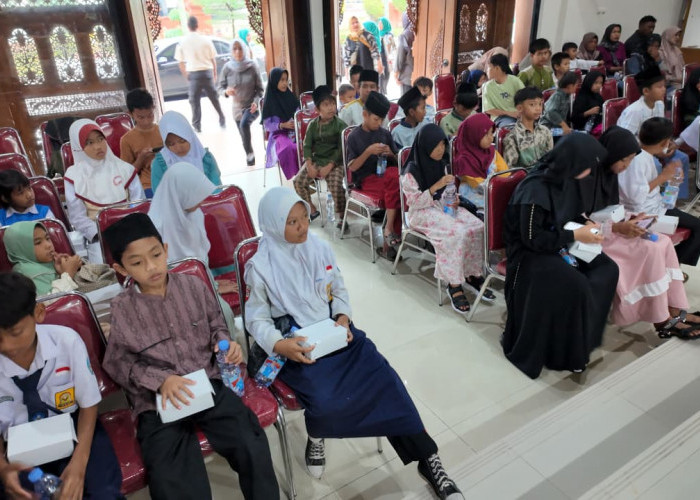 Gedung DPRD Kabupaten Cirebon Jadi Ruang Berbagi, IKIAD Santuni 50 Anak Yatim
