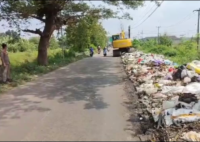 Tumpukan Sampah di Perempatan Ciledug Cirebon Dibersihkan, 25 Armada Dikerahkan