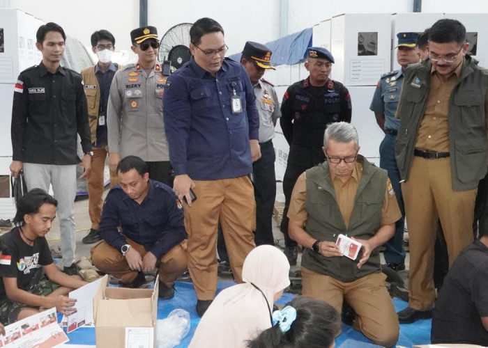 Tinjau Sortir dan Pelipatan Surat Suara, Pj Walikota Cirebon: Teliti dan Hati-hati Saat Melipat 