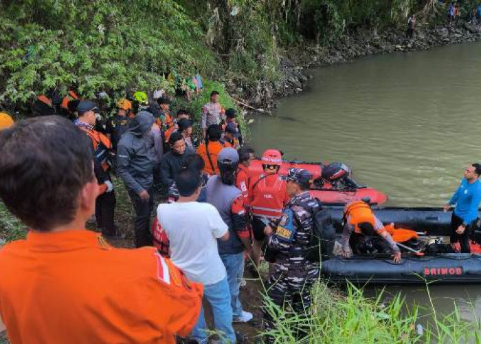 Hari Kedua Pencarian Pelajar Tenggelam di Sungai Cisanggarung Cirebon, Korban Belum Ditemukan 
