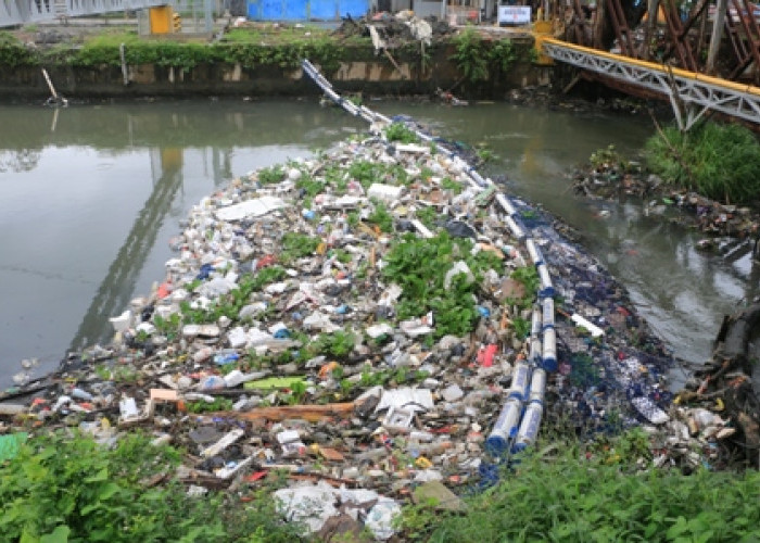 Jaring Sampah di Hilir Sukalila–Kalibaru Menggantung Nasib Sungai