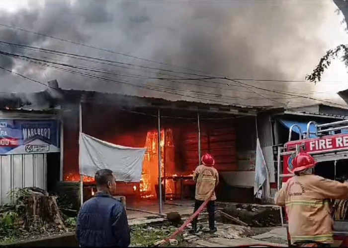 Damkar Jelaskan Penyebab Kebakaran 2 Warung dan 1 Bengkel di Cirebon, 1 Angkot Dilalap Api