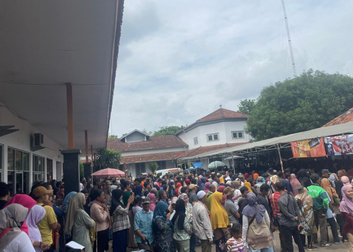 PADAT! Begini Suasana Pencairan Bansos di Kantor Pos Kota Cirebon, Cair Rp 1,2 Juta