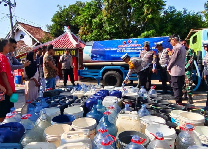 Terdampak Kekeringan, Polres Kuningan Kirim Bantuan Air Bersih di Pakembangan