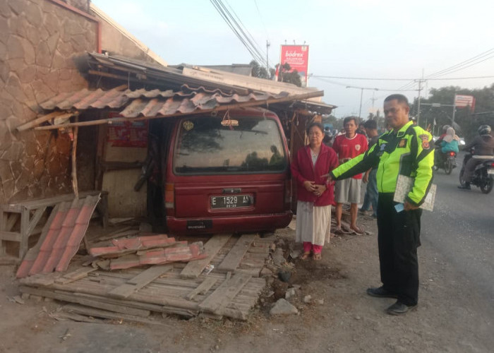Diduga Mengantuk, Minibus Tabrak Median hingga Seruduk Mobil dan Warung di Mundu Cirebon