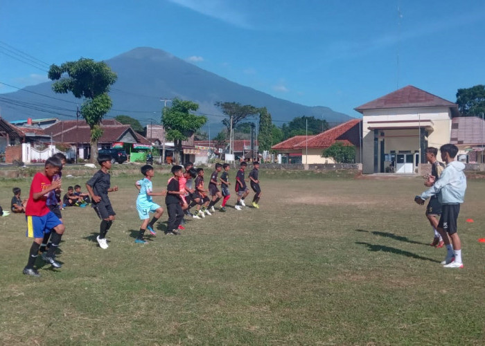 Jelang Bupati Cup U-12, Tim Sepak Bola Kecamatan Beber Mulai Seleksi Pemain