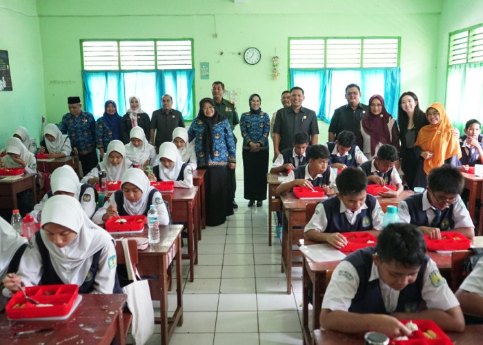 Danramil Kesambi dan DPRD Kota Cirebon Monitoring Pelaksanaan MBG di SMP 4