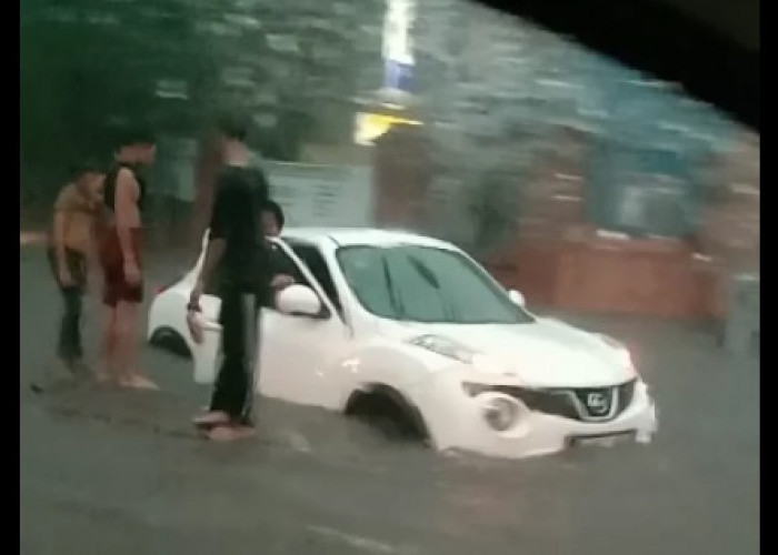 Banjir di Jalan Terusan Pemuda Kota Cirebon, Mobil Mogok