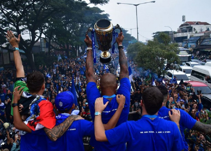 TRAGIS! Seorang Bobotoh Persib Meninggal Dunia saat Konvoi Juara Liga 1, Jatuh dari Mobil  