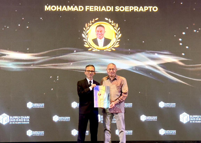 Dirut JNE Mohamad Feriadi Raih CEO of The Year di Indonesia Logistics Awards 2026
