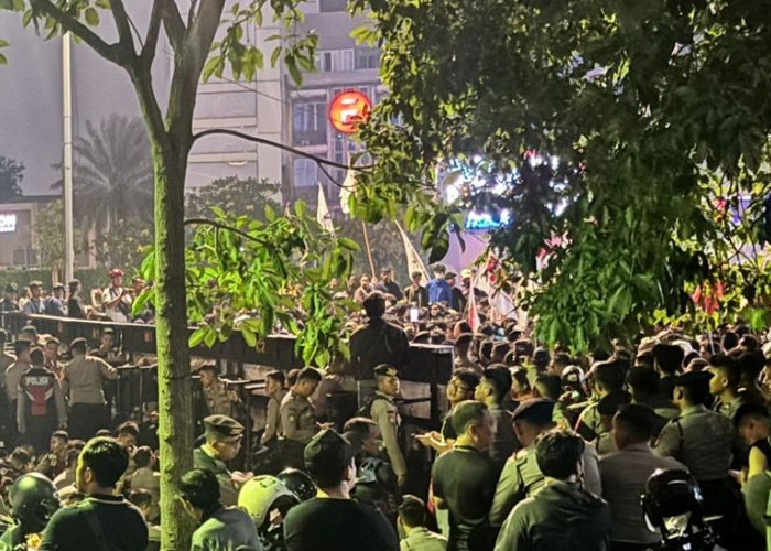 Aksi Unjuk Rasa Mahasiswa Masih Bertahan di Sudirman Jakarta, Ini 5 Tuntutan yang Disuarakan