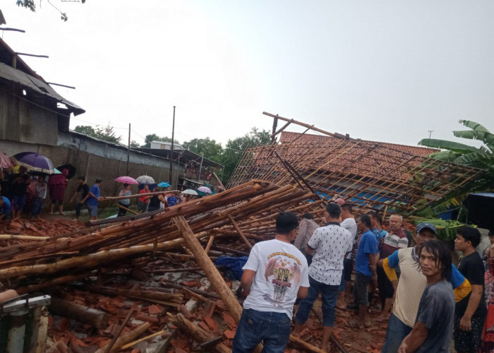 Sedang Berteduh, Kurir Paket Tewas Tertimpa Bangunan di Kragilan Plumbon Cirebon