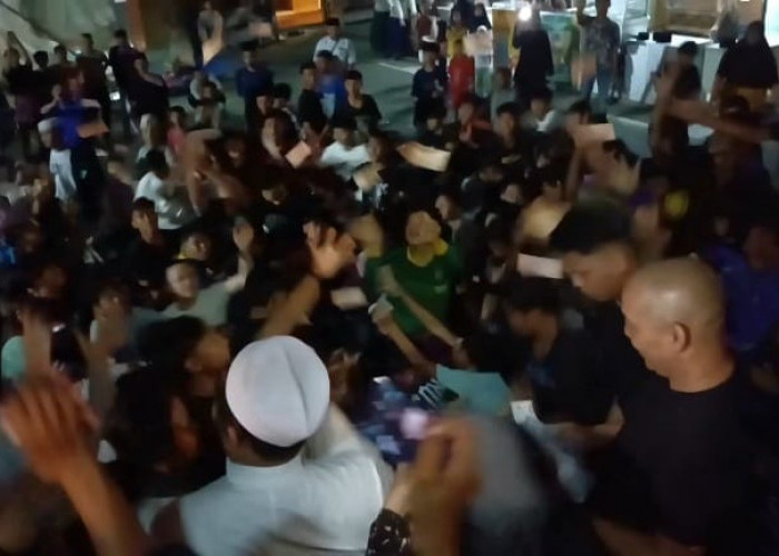 Tradisi Tawurji di Padepokan Albusthomi Jadi Magnet Warga, Berebut Uang Saat Malam Takbiran