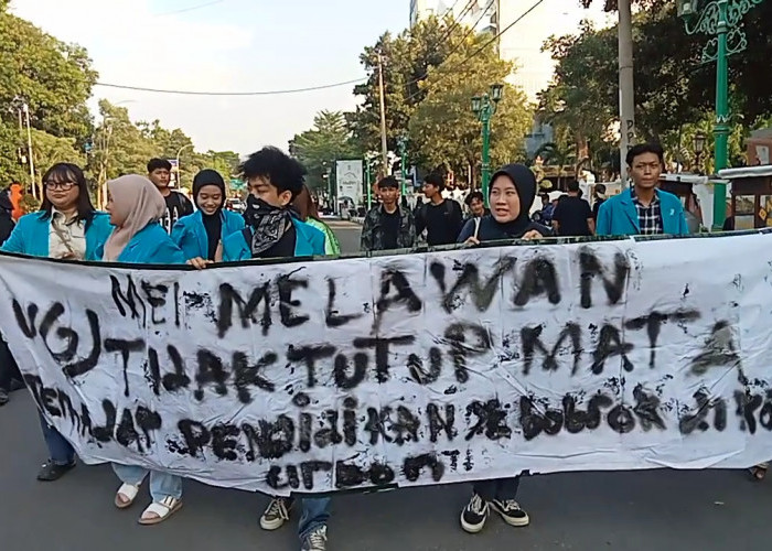 Mahasiswa UGJ Geruduk DPRD Kota Cirebon, Tinggalkan Uang Receh dan Mosi Tak Percaya