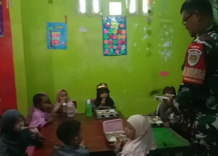 Pastikan Program MBG Berjalan Baik, Babinsa TNI Kelurahan Karyamulya Lakukan Ini