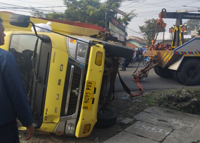 Kecelakaan di Perempatan Bojong Sumedang, Truk Boks Tabrak Motor: 2 Orang Meninggal Dunia