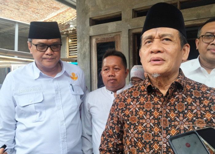 Wamenag Terenyuh Saat Kunjungi Rumah Guru Honorer Berpenghasilan Rp280 Ribu di Cirebon 