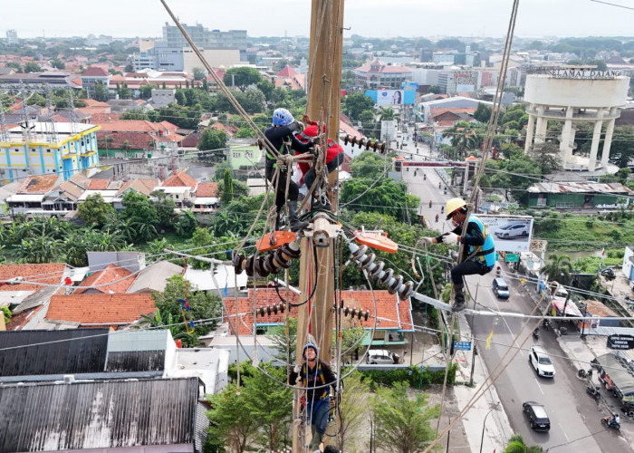 Jelang Siaga Natal dan Tahun Baru, PLN UPT Cirebon Lakukan Penggantian Peralatan di 85 Tower Transmisi