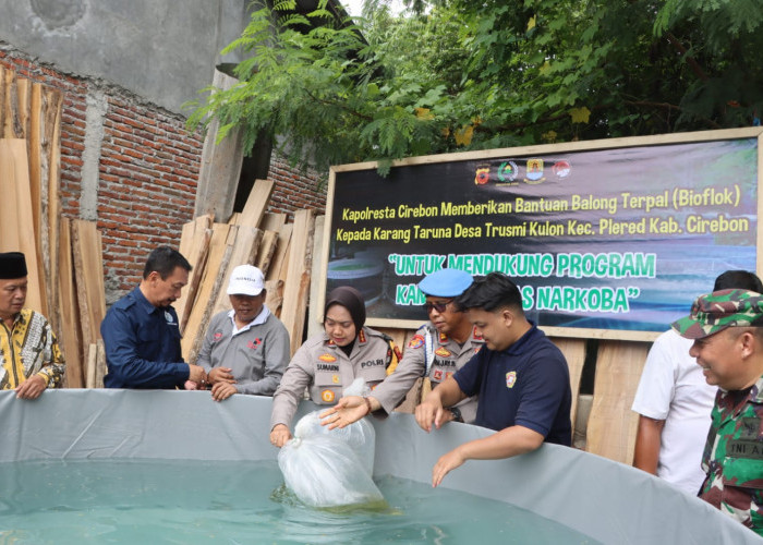 Polresta Cirebon Bagikan Bibit Cabai, Ikan, dan Bioflok di Desa Trusmi Kulon