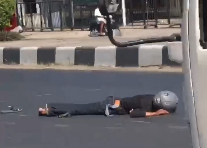 Tronton dan Motor Vario Berserempetan di Jalan Ir. H. Djuanda Cirebon, Satu Orang Luka Ringan