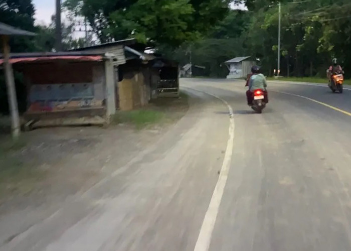 Jalur Cirebon-Kuningan Berdebu, Pengendara Keluhkan Material Galian Kotori Jalanan