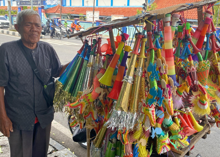 Penjualan Terompet Tahun Baru di Majalengka Anjlok, Pedagang Keluhkan Sepinya Pembeli