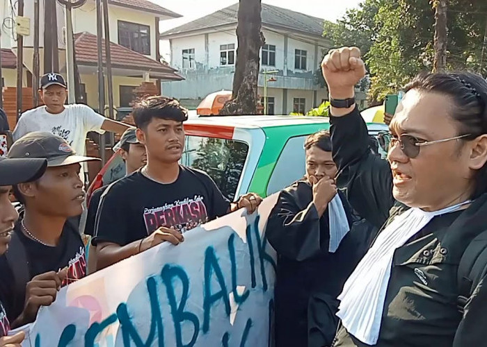 Beri Dukungan ke Saka Tatal, Warga Jalan Saladara Bentangkan Spanduk di Depan PN Cirebon 
