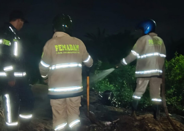 Kebakaran di Tempat Pembuangan Limbah Parfum Widasari, Botol-Botol Meledak Akibat Sampah Terbakar