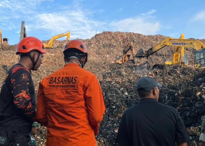 Sampah TPST Bantar Gebang Longsor, 3 Orang Tewas dan Sejumlah Truk Tertimbun