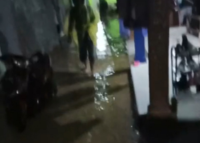 Drainase Meluap, Permukiman Warga di Kampung Sirandu Pegambiran Cirebon Kebanjiran
