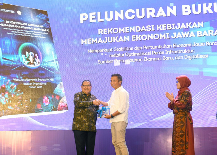 WJES 2024:  Bey Machmudin Terima Buku Putih Kebijakan Ekonomi Daerah dari BI 