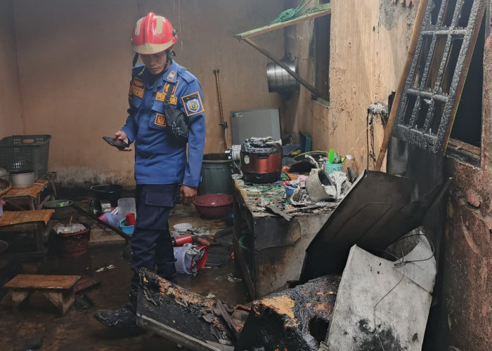 Warung Kelontong di Haurgeulis Terbakar Akibat Bensin Tersambar Api Kompor, Kerugian Capai Rp30 Juta