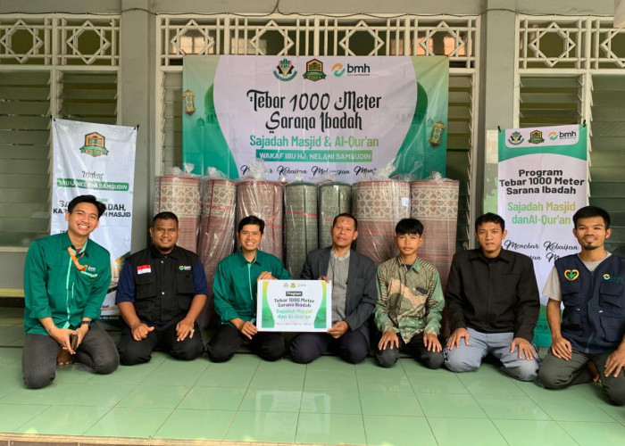 BMH Bersama ACMM Salurkan Program 1000 Sajadah untuk Masjid di Cirebon