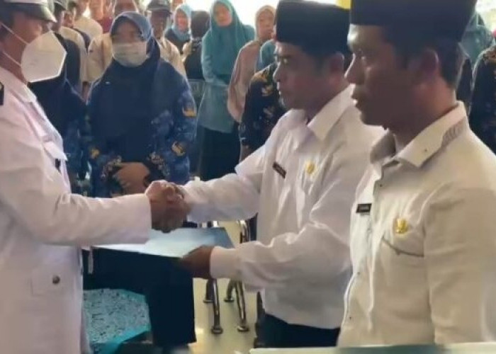 Dua Perangkat Desa Jatiseeng Dilantik, Kuwu Tekankan Amanah dan Pelayanan