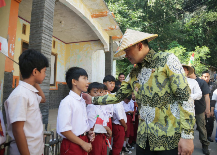 Berkunjung ke SDN 3 Cipanas Dukupuntang, Pj Bupati Cirebon Berikan Ini Kepada Guru dan Siswa 