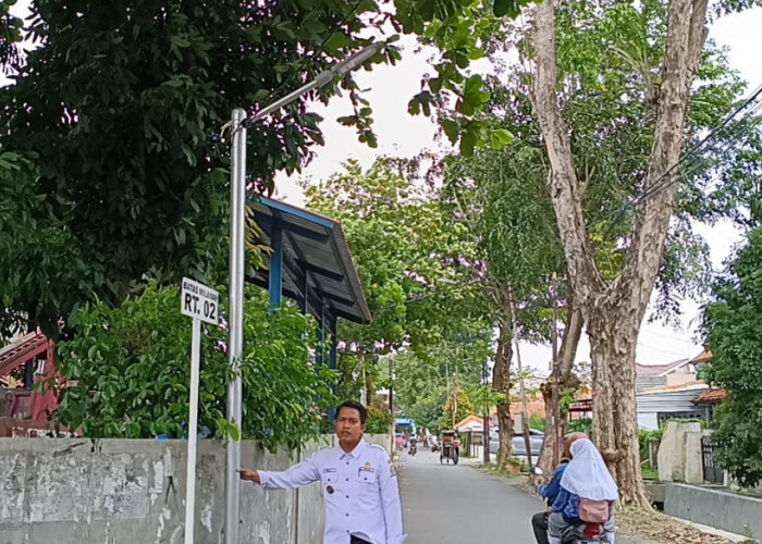Keamanan Lingkungan Digenjot, Kelurahan Kesenden Sebar 55 PJU Hingga Gang