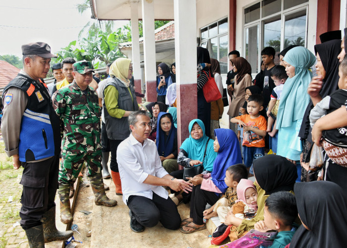 Bey Machmudin Temui Warga Terisolasi di Kecamatan Purabaya