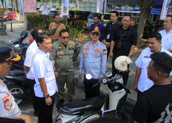 Trotoar Area Depan CSB Mall Mulai Dilakukan Pemagaran 