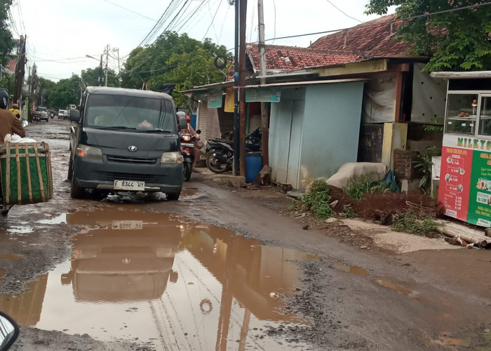Jalan Pancuran Kota Cirebon Rusak Parah, Begini Penjelasan Lurah Sukapura 