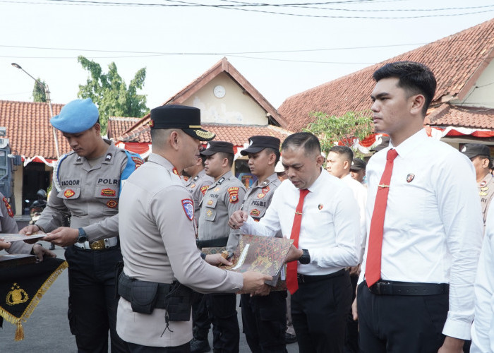 Penuh Haru, Kapolres Cirebon Kota Beri Penghargaan 51 Anggota dan Hadiah Umrah untuk Dua Personel