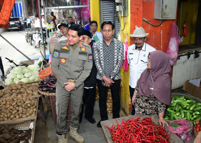 Bupati Lucky Hakim Sidak Pasar Jatibarang, Pastikan Stok Sembako Aman dan Harga Stabil Selama Ramadan