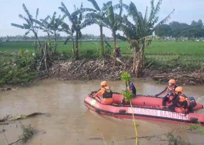 Pencarian Korban Tenggelam di Sungai Panarikan Indramayu Berlanjut, Tim SAR Gabungan Lakukan Penyisiran
