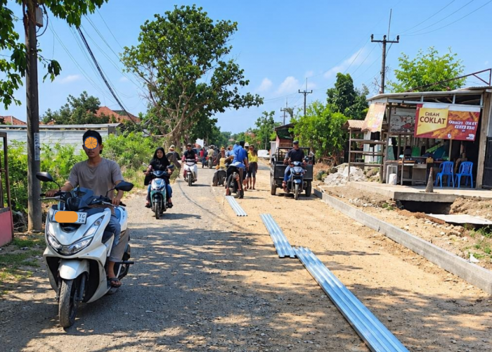 Patungan Rp400 Juta, Warga Cirebon Perbaiki Jalan Rusak yang 18 Tahun Tak Diperbaiki