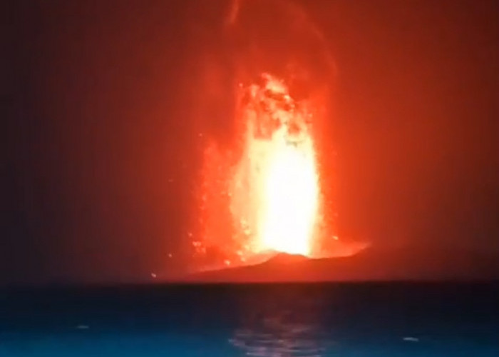 Gunung Anak Krakatau Erupsi, Hujan Abu Vulkanik Menyelimuti Bandar Lampung