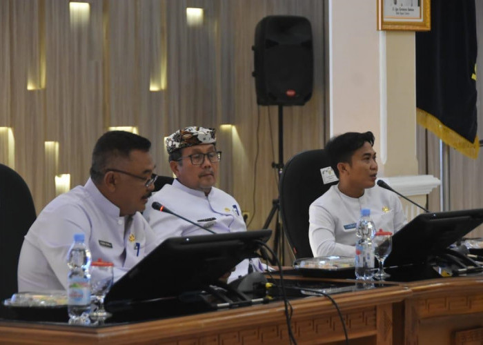 Bupati Imron Rapat Khusus Bahas Penangan Banjir, Kumpulkan Camat dan Pejabat SKPD