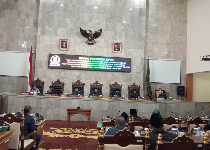 DPRD Umumkan Usulkan Pemberhentian Bupati Cirebon 