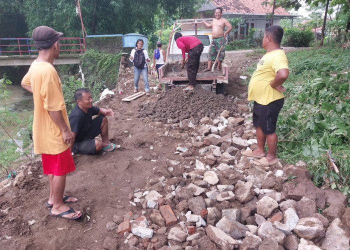 Warga Kalijaga Swadaya Bangun Jalan Bantaran Sungai Gagareto Sejak 2017, Harap Perhatian Pemkot Cirebon