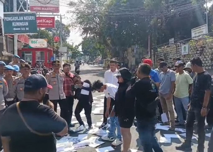 Heboh! Demonstran Tebar Ratusan Jangkrik dan Katak di Kejaksaan Kuningan, Ini Tuntutannya