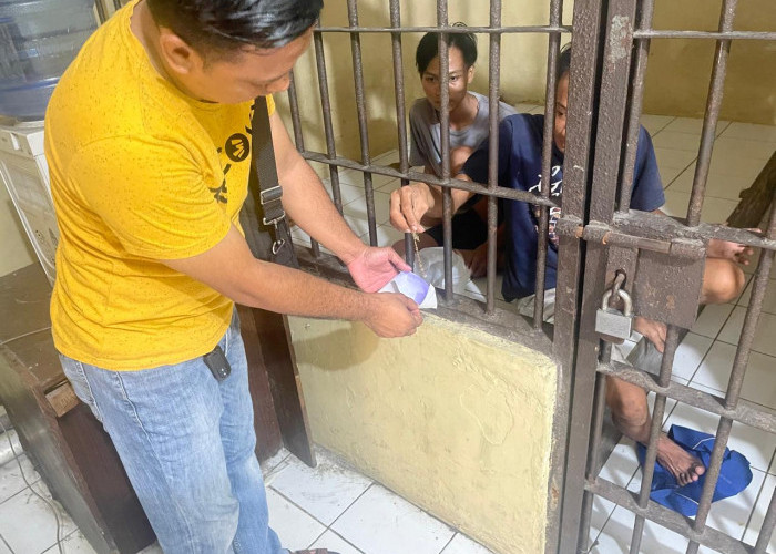 Momen Jambret di Cirebon Serahkan Gelang Emas ke Polisi, Keluar saat BAB setelah Lebih dari 32 Jam