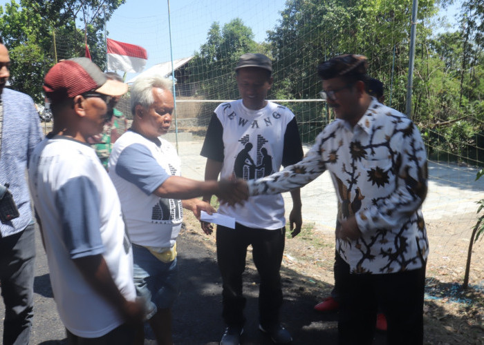 Apresiasi Warga Tegalwangi Swadaya Perbaiki Jalan, Bupati Cirebon Berikan Bantuan
